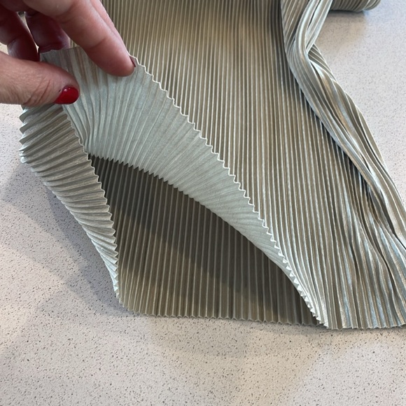 Light Green Pleated Palazzo Pants – Elastic Waist - Size M - Inseam 33” - Picture 7 of 11